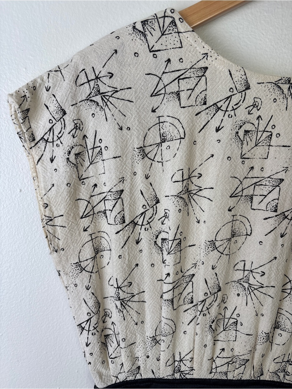 VTG 80s Abstract Wiggle Dress with Hourglass Silhouette - Picture 4 of 9